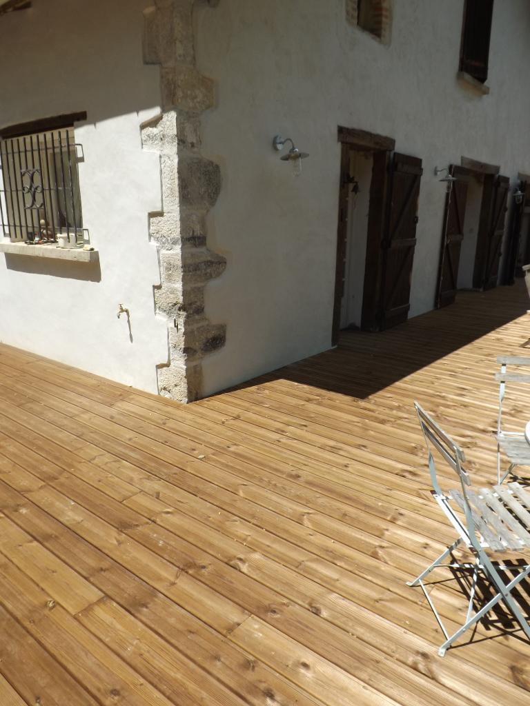 Terrasse en pin traité brun sur Candresse