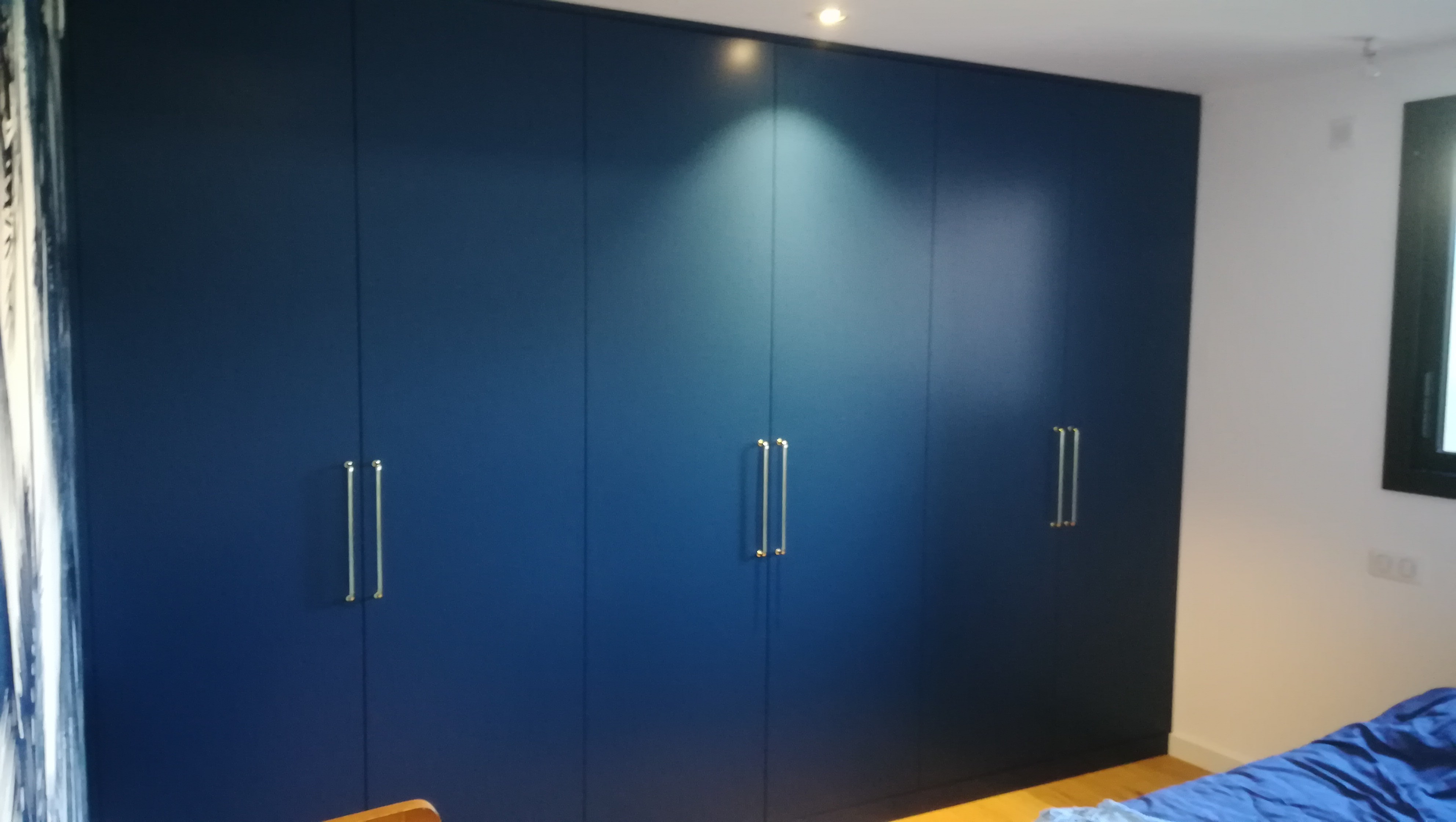 Dressing en médium laqué sur Hossegor par Absolu Bois Menuiserie
